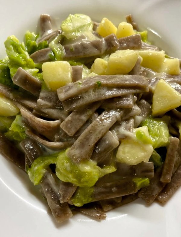 Primo piatto di pasta fresca al grano saraceno con verza e patate