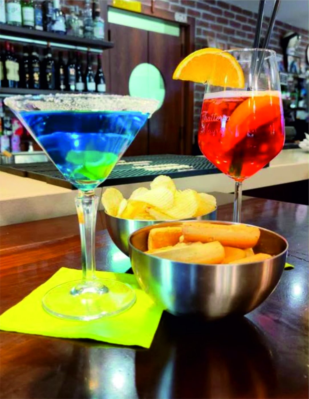 Aperitivo servito al bancone del lounge bar