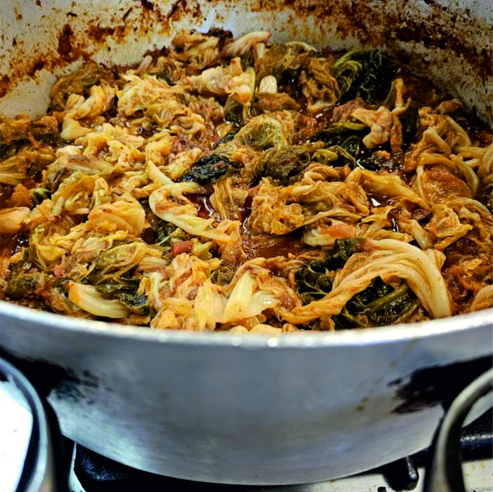 Cassoeula preparata in cucina secondo la ricetta della tradizione lombarda